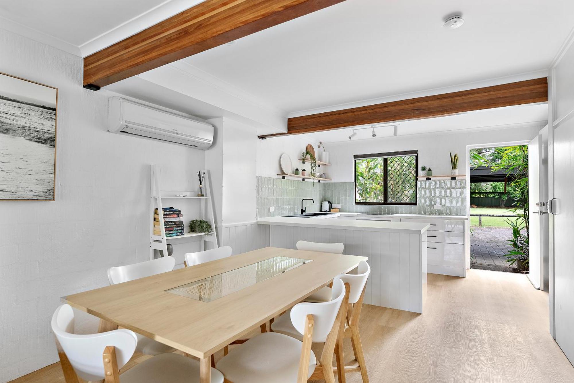 Stylish Townhouse, Private Courtyard Walk To Beach 누사빌 외부 사진